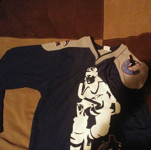 Vancouver Canucks Jersey - Picture 2 of 4